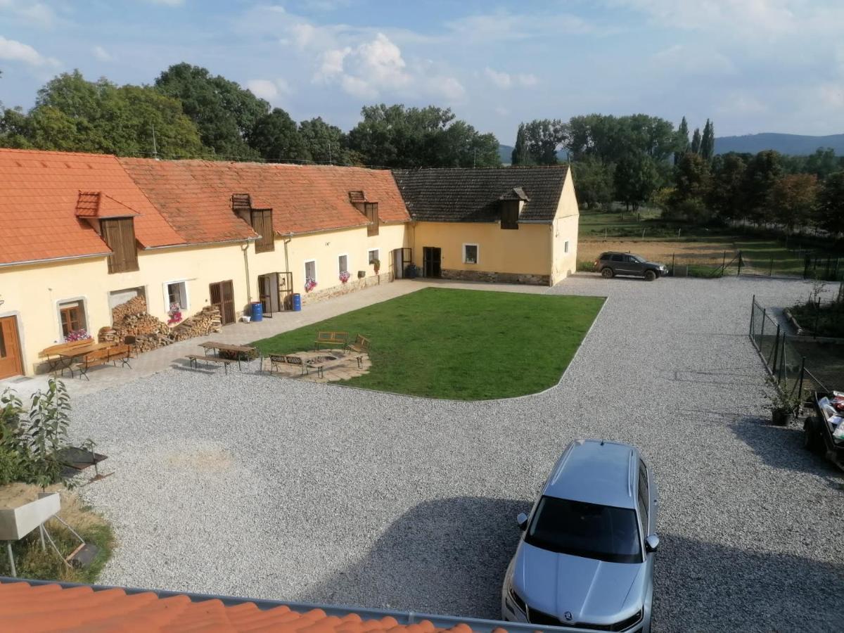 Apartmany Statek Bezdedice Hostomice Extérieur photo