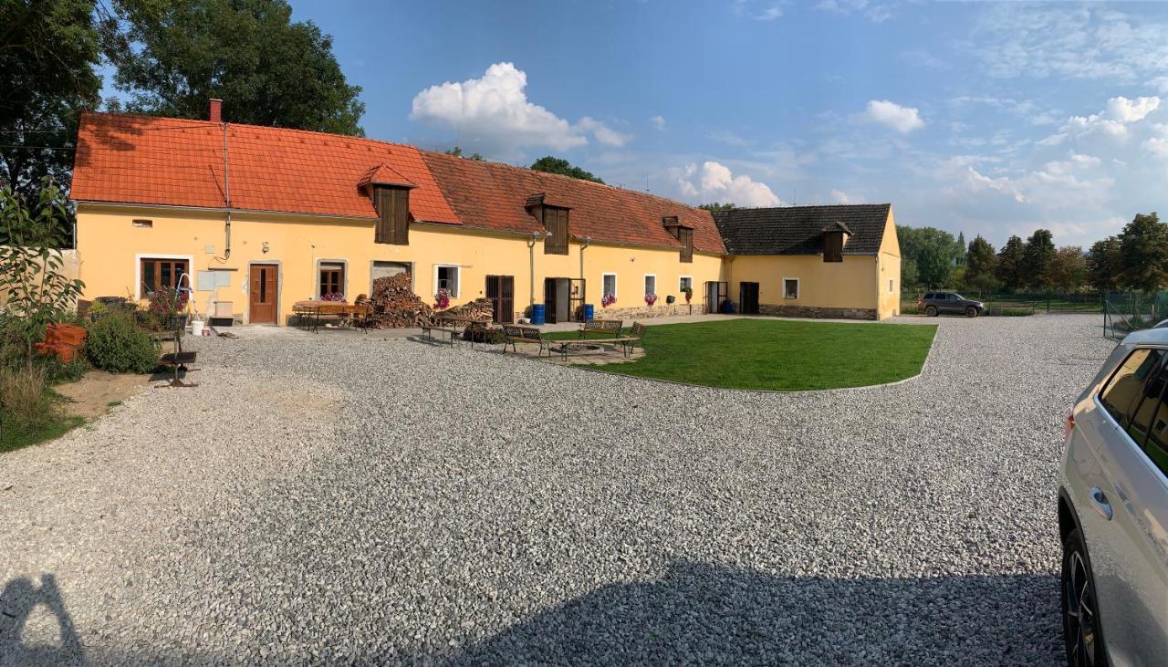 Apartmany Statek Bezdedice Hostomice Extérieur photo