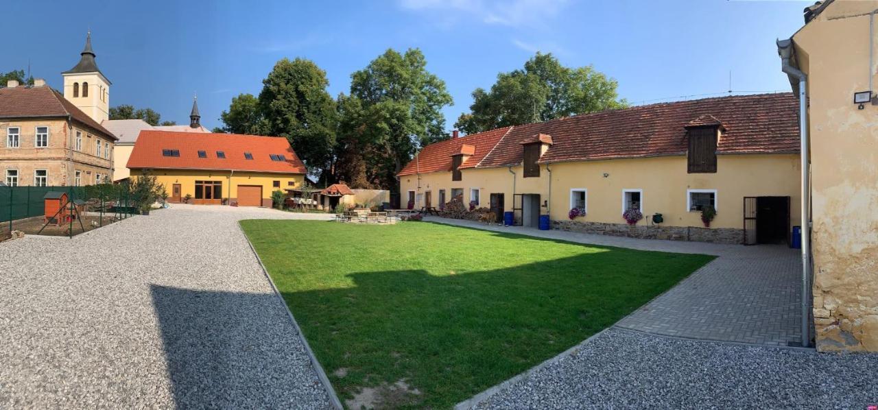 Apartmany Statek Bezdedice Hostomice Extérieur photo